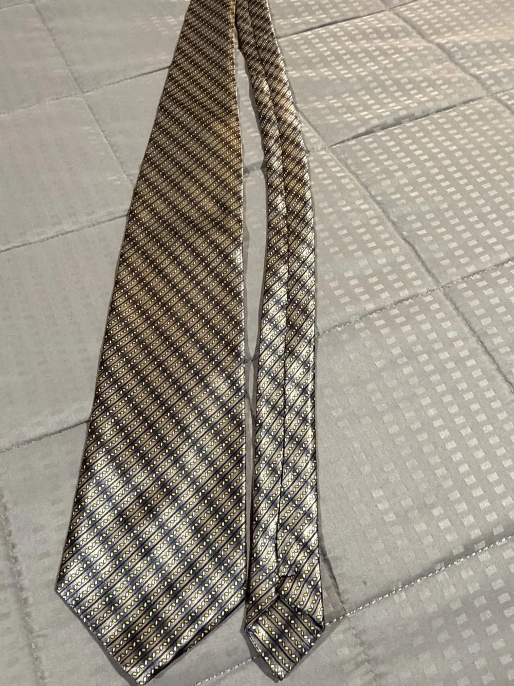 Classic Men's Geometric Pattern Tie in Gold and Black
